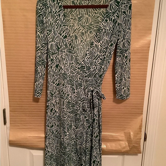BCBGMAXAZARIA~GREEN & WHITE~WRAP DRESS~SIZE M - Picture 2 of 4